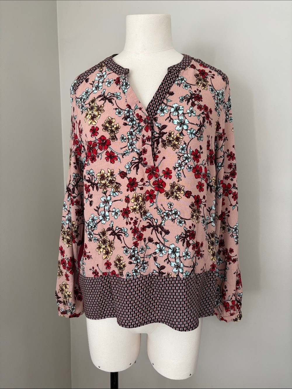 Cream Pink Floral Long-Sleeve V-Neck Blouse with Contrasting Trim Sz36